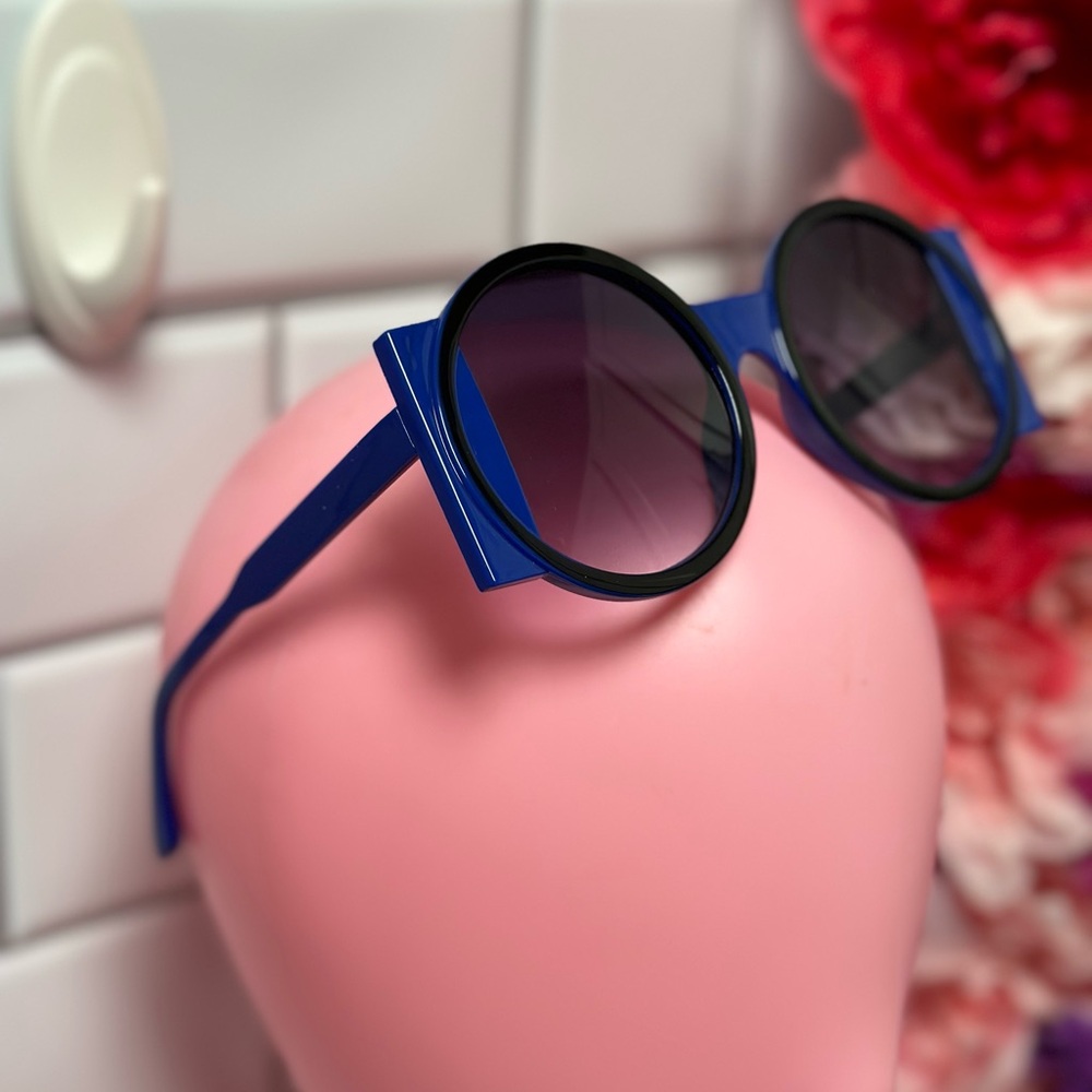 Fashion Sunglasses - Picture 3 of 5